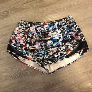 Lululemon Hotty Hot 2.5” shorts, size 8.